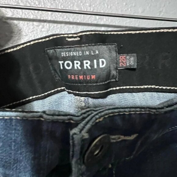 Torrid Premium Bombshell Skinny Jeans Ripped  22R EUC Med Wash Comfortable Waist - Picture 5 of 5